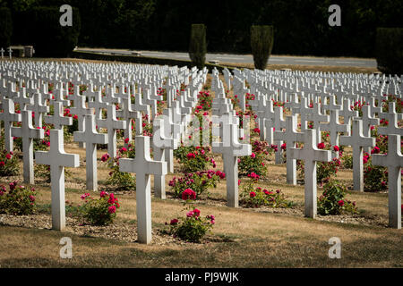 Friedhof außerhalb des Beinhaus von Douaumont in der Nähe von Verdun, Frankreich. Denkmal für die Soldaten, die auf dem Schlachtfeld während der Schlacht von Verdun starben im Worl Stockfoto