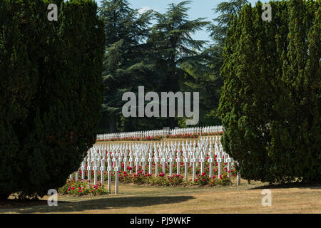 Friedhof außerhalb des Beinhaus von Douaumont in der Nähe von Verdun, Frankreich. Denkmal für die Soldaten, die auf dem Schlachtfeld während der Schlacht von Verdun starben im Worl Stockfoto