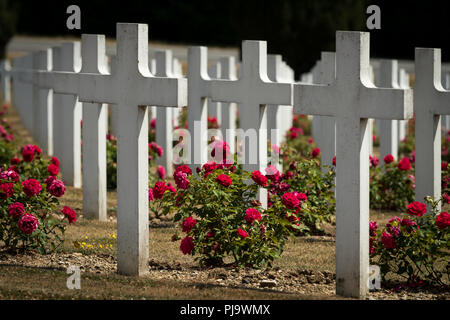 Friedhof außerhalb des Beinhaus von Douaumont in der Nähe von Verdun, Frankreich. Denkmal für die Soldaten, die auf dem Schlachtfeld während der Schlacht von Verdun starben im Worl Stockfoto