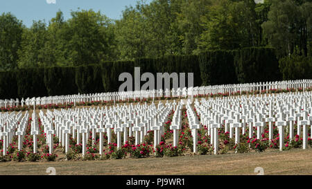 Friedhof außerhalb des Beinhaus von Douaumont in der Nähe von Verdun, Frankreich. Denkmal für die Soldaten, die auf dem Schlachtfeld während der Schlacht von Verdun starben im Worl Stockfoto