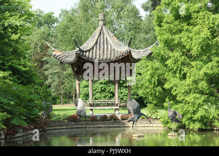 Orientalische Pagode, moderne Chinoiserie im RHS Wisley, Surry. Stockfoto