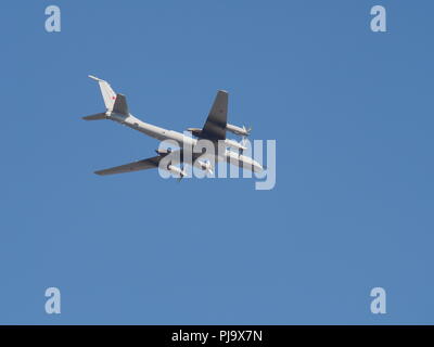 Anti-U-Flugzeugen Tu-142. Vier Flugzeugen. Russische Marine. Parade zu Ehren der russischen Marine Tag in St. Petersburg/Russland - August 29, 2018. Wir Stockfoto