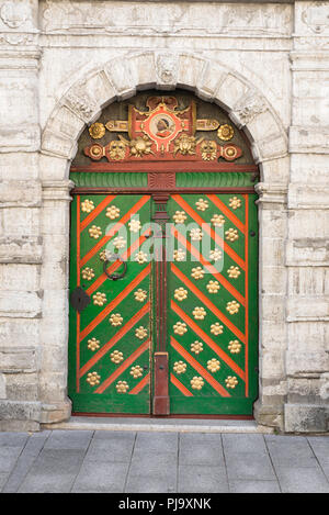 Blick auf die mittelalterliche Tür am Eingang der Bruderschaft der Mitesser Guild House in Pikk Straße, Tallinn, Estland. Stockfoto