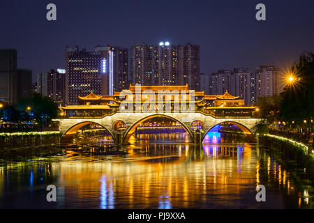 Anshun Bridge bei Nacht, Chengdu, China Stockfoto