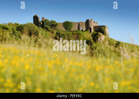 Pennard Schloss sitzt auf einem promontary mit Blick auf Three Cliffs Bay auf der Halbinsel Gower, Swansea, Südwales. Stockfoto