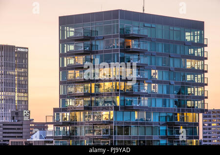 Rotterdam, Niederlande, 31. August 2018: Im oberen Teil des Wohn- B' Tower (2012, Architekt Wiel Arets) in der Abenddämmerung mit Licht am Server Stockfoto