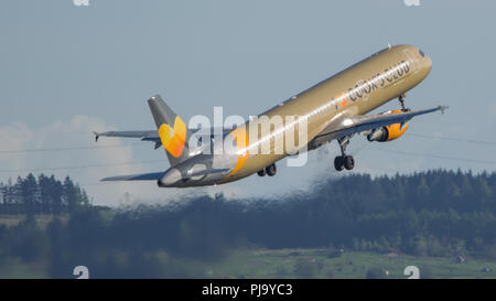 Thomas Cook Airbus A321 Flug für sonnige Klima zieht aus der Internationale Flughafen Glasgow, Renfrewshire, Schottland. Stockfoto