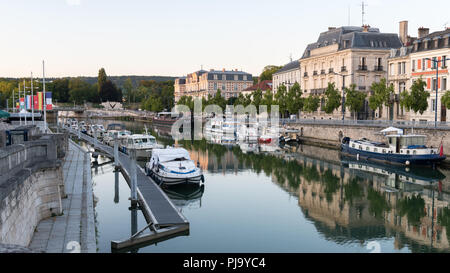 Maas in Verdun (Frankreich) mit Booten an einem sommerlichen Abend Stockfoto