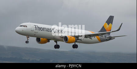 Thomas Cook Airlines Airbus A321 landet auf der Internationale Flughafen Glasgow, Renfrewshire, Schottland - 2. Mai 2016 Stockfoto