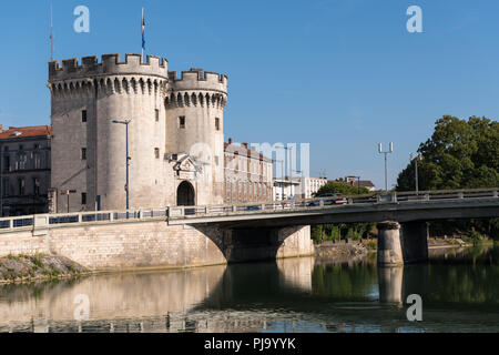 Stadt Tor und Brücke über den Fluss Maas in Verdun (Frankreich) an einem sonnigen Tag im Sommer Stockfoto