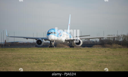 Thomson Airways (TUI) Boeing 757 gesehen, der Internationale Flughafen Glasgow, Renfrewshire, Schottland. Stockfoto