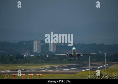 Thomson Airlines (TUI) an der Glasgow International Airport, Renfrewshire, Schottland gesehen. Stockfoto