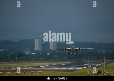 Thomson Airlines (TUI) an der Glasgow International Airport, Renfrewshire, Schottland gesehen. Stockfoto