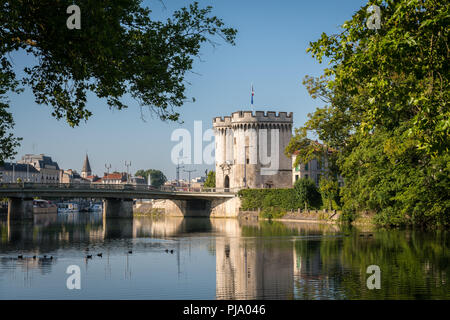 Stadt Tor und Brücke über den Fluss Maas in Verdun (Frankreich) an einem sonnigen Tag im Sommer Stockfoto