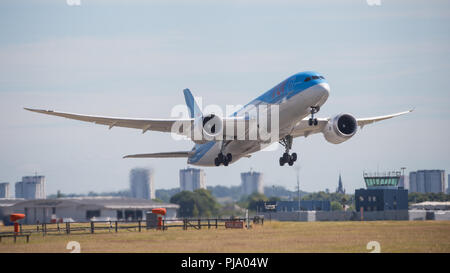 Fotografieren Flugzeuge Abheben von der Startbahn 23 in Glasgow International Airport, in der Nähe von Paisley, Schottland - 5. Juni 2018 Stockfoto