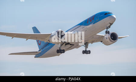 Fotografieren Flugzeuge Abheben von der Startbahn 23 in Glasgow International Airport, in der Nähe von Paisley, Schottland - 5. Juni 2018 Stockfoto