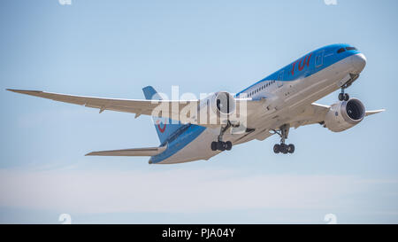 Fotografieren Flugzeuge Abheben von der Startbahn 23 in Glasgow International Airport, in der Nähe von Paisley, Schottland - 5. Juni 2018 Stockfoto