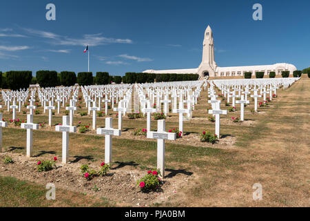 Friedhof außerhalb des Beinhaus von Douaumont in der Nähe von Verdun, Frankreich. Denkmal für die Soldaten, die auf dem Schlachtfeld während der Schlacht von Verdun starben im Worl Stockfoto