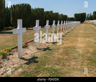 Friedhof außerhalb des Beinhaus von Douaumont in der Nähe von Verdun, Frankreich. Denkmal für die Soldaten, die auf dem Schlachtfeld während der Schlacht von Verdun starben im Worl Stockfoto