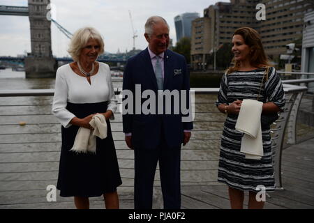 Der Prinz von Wales und die Herzogin von Cornwall treffen Prinzessin Haya Bint Al Hussein (rechts) bei einem Besuch der Yacht "Aiden" an HMS Präsident in London zu sehen. Stockfoto