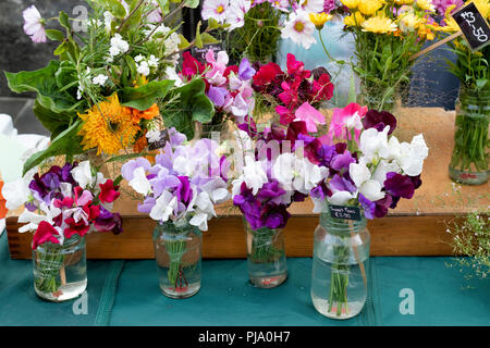 Schnittblumen für Verkauf an Stroud Farmers Market. Stroud, Gloucestershire, England Stockfoto