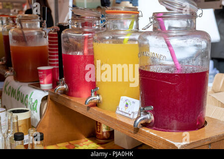 Kombucha für Verkauf an Stroud Farmers Market. Stroud, Gloucestershire, England Stockfoto