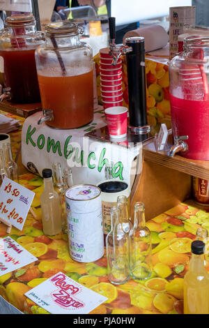 Kombucha für Verkauf an Stroud Farmers Market. Stroud, Gloucestershire, England Stockfoto