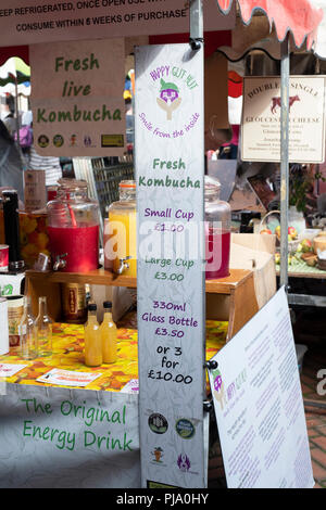 Kombucha für Verkauf an Stroud Farmers Market. Stroud, Gloucestershire, England Stockfoto