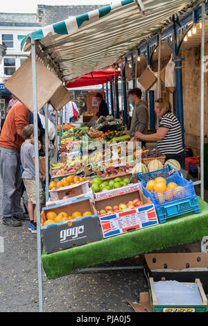 Obst und Gemüse in Stroud Farmers Market Stall. Stroud, Gloucestershire, England Stockfoto