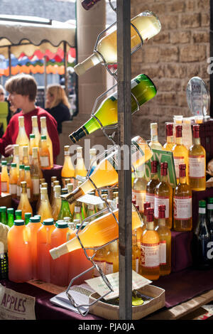 Apfelwein zum Verkauf auf einen Stall in Stroud Farmers Market. Stroud, Gloucestershire, England Stockfoto