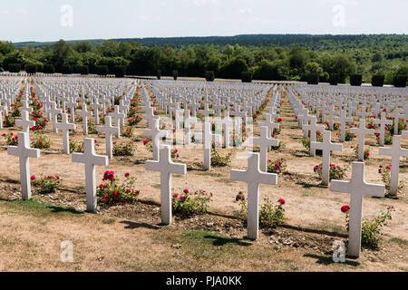 Friedhof außerhalb des Beinhaus von Douaumont in der Nähe von Verdun, Frankreich. Denkmal für die Soldaten, die auf dem Schlachtfeld während der Schlacht von Verdun starben im Worl Stockfoto