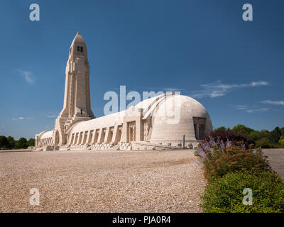 Friedhof außerhalb des Beinhaus von Douaumont in der Nähe von Verdun, Frankreich. Denkmal für die Soldaten, die auf dem Schlachtfeld während der Schlacht von Verdun starben im Worl Stockfoto