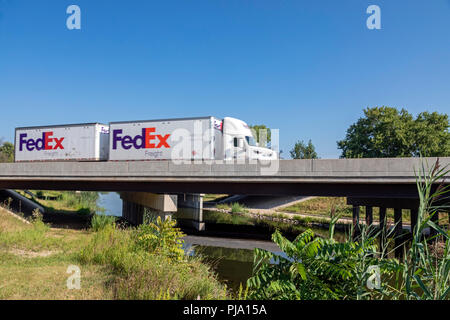 Sheffield, Illinois - ein Fedex Stapler führt Fracht auf der Interstate 80 über der Hennepin Kanal. Der Kanal wurde 1907 abgeschlossen Die Illinois zu verknüpfen. Stockfoto