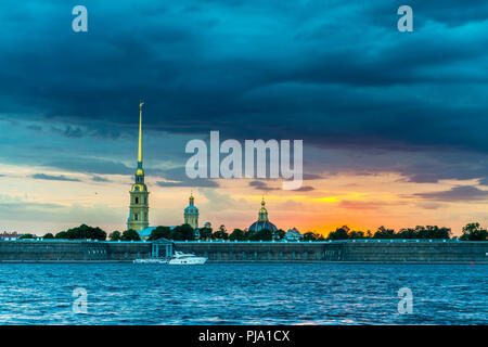 Peter und Paul Festung in St. Petersburg bei Sonnenuntergang Stockfoto