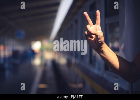 Touristische übersicht Frieden hand Zeichen auf dem Zug Stockfoto