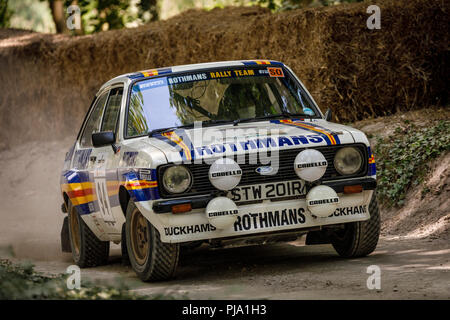 1977 Ford Escort MK2 RS 1800 mit Fahrer Alan Watkins auf dem Forest Rally stage Am Goodwood Festival 2018 von Geschwindigkeit, Sussex, UK. Stockfoto