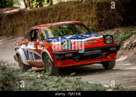 1976 Triumph TR7 V8 mit Fahrer Roy Gillingham auf dem Forest Rally stage Am Goodwood Festival 2018 von Geschwindigkeit, Sussex, UK. Stockfoto
