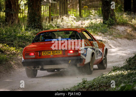 1976 Triumph TR7 V8 mit Fahrer Roy Gillingham auf dem Forest Rally stage Am Goodwood Festival 2018 von Geschwindigkeit, Sussex, UK. Stockfoto