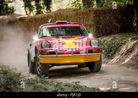 1974 Tuthill Porsche 911 SC Safari Classic Racer mit Fahrer Ryan Meister auf der Rallye Bühne am Goodwood Festival 2018 von Geschwindigkeit, Sussex, UK. Stockfoto