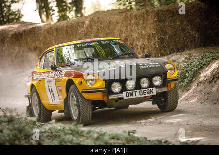 1972 Datsun 240Z mit Fahrer Kevin Bristow auf dem Forest Rally stage Am Goodwood Festival 2018 von Geschwindigkeit, Sussex, UK. Stockfoto