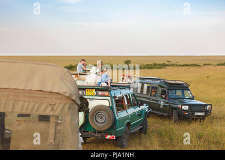 Pirschfahrt mit Touristen beobachten die Natur auf die Savanne in Afrika Stockfoto