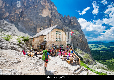 RIFUGIO VICENZA, LANGKOFEL MASSIV, Italien, 1. Juli 2018: Bergsteigen Menschen in Vicenza chalet in Dolomiten ruht. Stockfoto