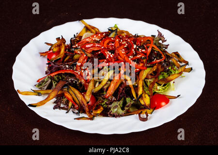 Salat mit gebratenem Gemüse und Sesamsamen Stockfoto