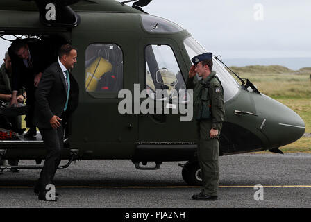 Ein Taoiseach Leo Varadkar kommt per Helikopter auf Inis gälischsprechende Gebiete Irlands, Aran Islands, für einen Besuch in Colaiste Naomh Eoin, seiner Einrichtung als eine Einheit Schule zu markieren. Stockfoto