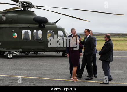 Ein Taoiseach Leo Varadkar (Mitte) kommt per Helikopter auf Inis gälischsprechende Gebiete Irlands, Aran Islands, für einen Besuch in Colaiste Naomh Eoin, seiner Einrichtung als eine Einheit Schule zu markieren. Stockfoto