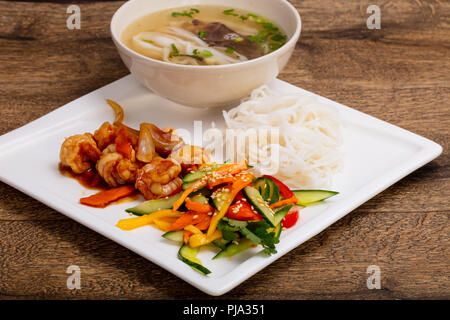 Garnelen mit pikanter Sauce und Reis Stockfoto