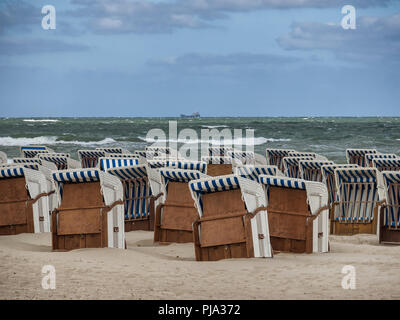 Strandkörbe an einem windigen Tag in Warnemünde an der Ostsee Stockfoto