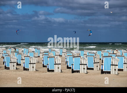 Strandkörbe an einem windigen Tag in Warnemünde an der Ostsee Stockfoto