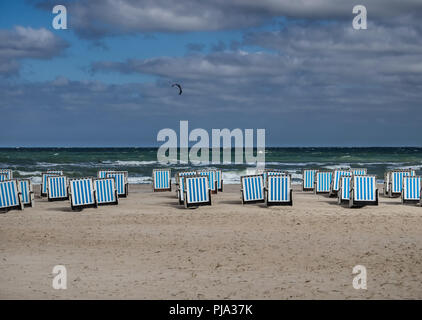 Strandkörbe an einem windigen Tag in Warnemünde an der Ostsee Stockfoto