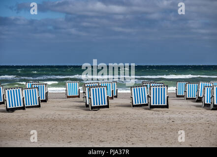 Strandkörbe an einem windigen Tag in Warnemünde an der Ostsee Stockfoto